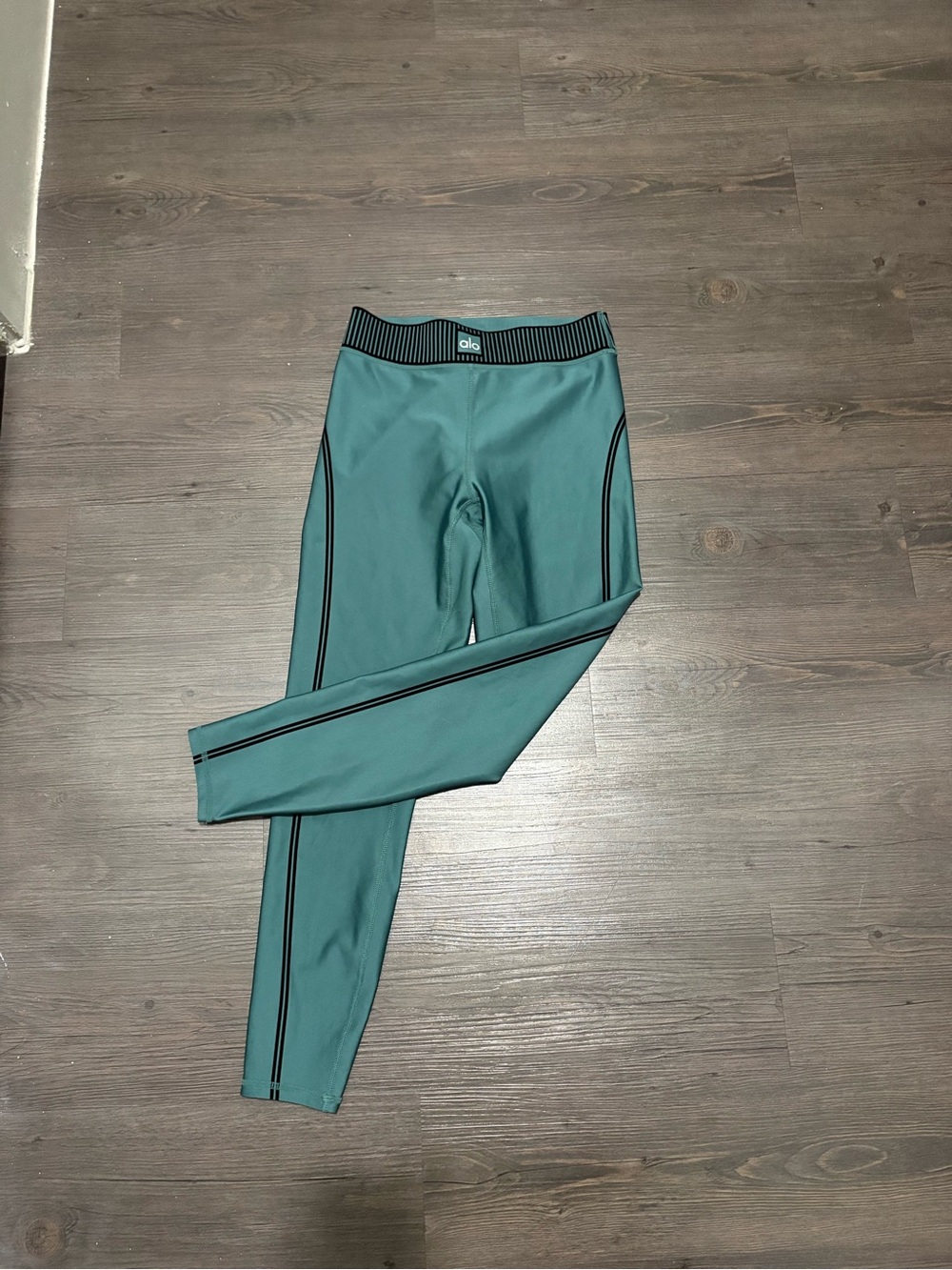 ALO Yoga Women’s Teal Leggings with Black Stripe Detail